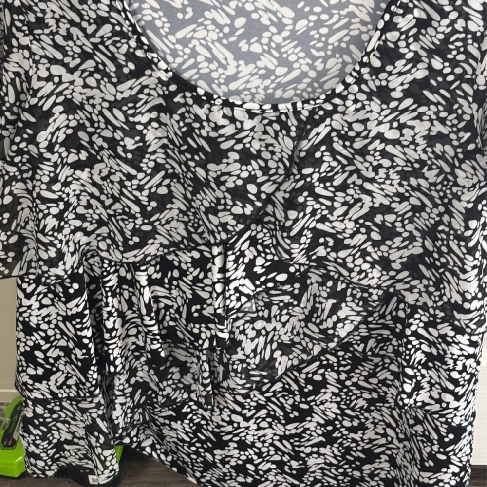Notations Black and White Ruffled Short Sleeve Blouse